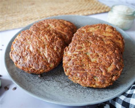 Hamburguesas de arroz y lentejas recién hechas en un plato para bebé