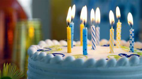 Pastel redondo tradicional con velas