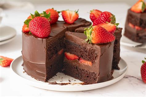 Tarta de chocolate con fresas decorada