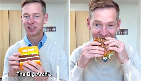 Captura de pantalla del video del CEO de McDonald's probando la hamburguesa