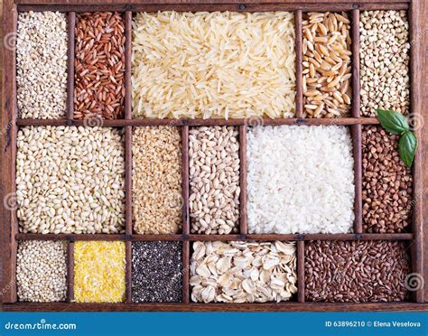 Variedad de granos y semillas en cuencos