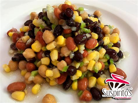 Plato de ensalada de granos colorida