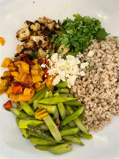 Ensalada de farro con verduras en escabeche