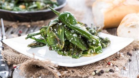 Pimientos verdes fritos en sartén con ajos