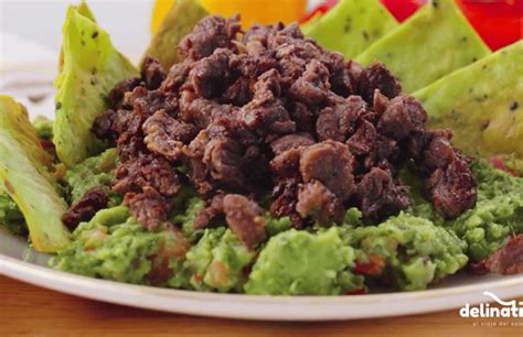 Chili con carne servido con totopos y guacamole