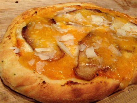 Pizza de boletus con queso manchego y albahaca