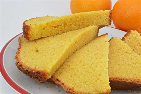 Corte de un bizcocho de naranja esponjoso