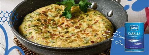 Sartén con tortilla de caballa cocinándose