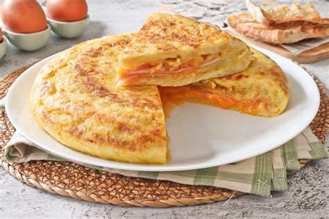 Tortilla de patatas rellena lista para servir