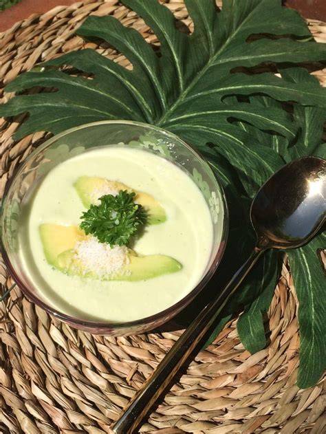 Aguacate con crema de coco y brotes