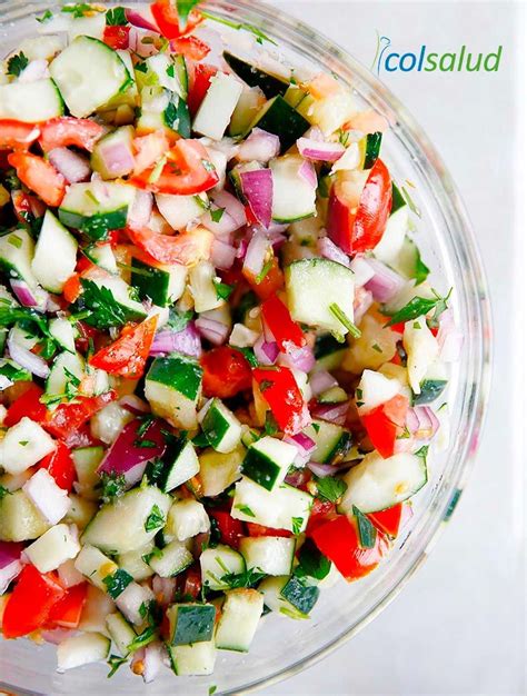 Ensalada de pepino, tomate y menta con salsa de coco