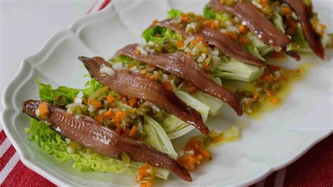 Ingredientes de la ensalada de cogollos con ventresca