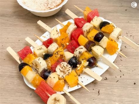 Brochetas de frutas frescas con salsa de yogur y chocolate