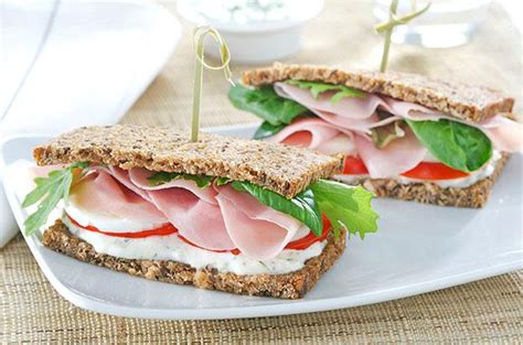 Sándwich vegetal con jamón cocido y salsa tártara
