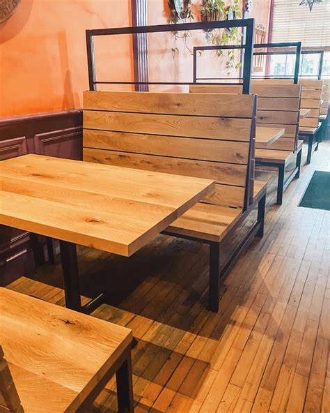 Interior de Pizza Móvil con mesas y decoración