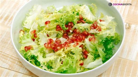 Ingredientes para ensalada de escarola, granada y kikos