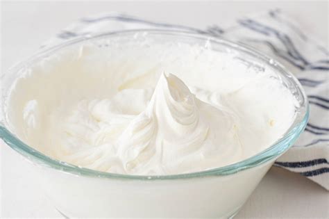 Proceso de montaje de nata y mezcla con crema de limón
