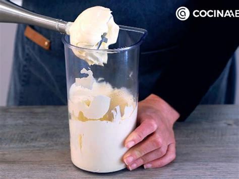 Diagrama paso a paso para salvar una mayonesa cortada con una nueva yema