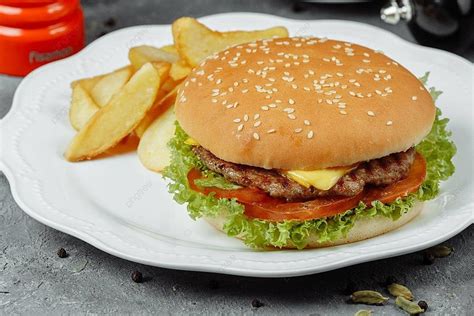 Una jugosa hamburguesa sin gluten servida en un plato