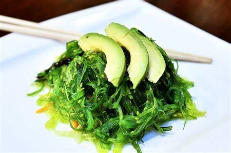Ensalada de wakame y aguacate emplatada