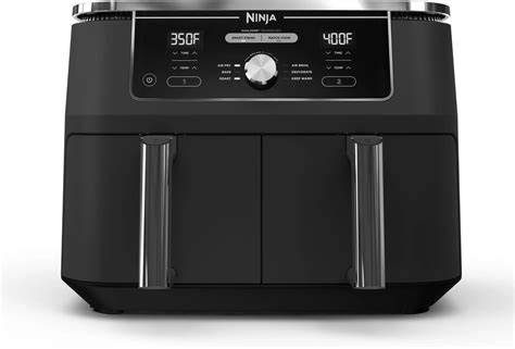 Freidora de aire Ninja Dual Zone XL con dos cestas cocinando diferentes alimentos