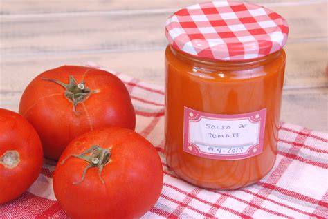 Salsa de tomate casera lista para envasar
