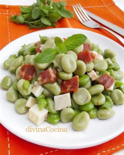Plato con ensalada de habitas frescas