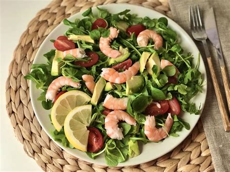 Ensalada de habitas con langostinos emplatada