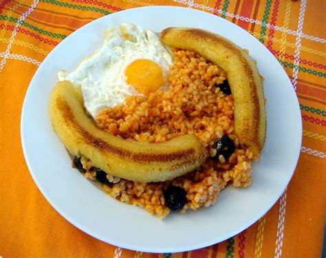 Plato de arroz a la cubana servido