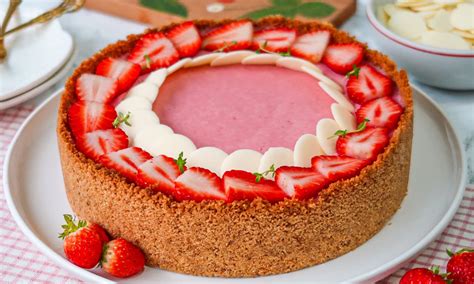 Torta de morango enrolada decorada