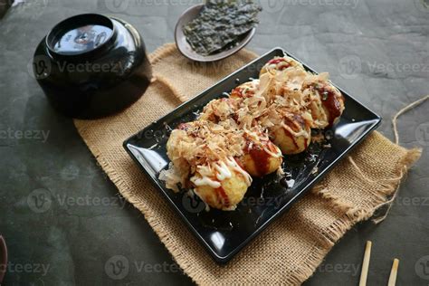 Takoyaki servido con salsa, mayonesa y katsuobushi