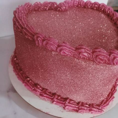 Torta cubierta con crumb coat lista para decorar