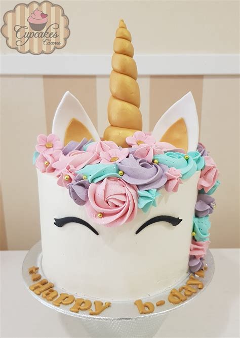 Decoración de torta de unicornio con rosas de buttercream