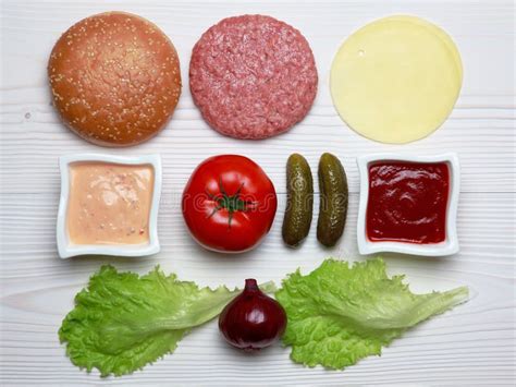 Ingredientes frescos para hamburguesa casera