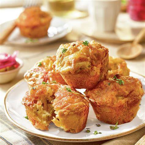 Variedad de muffins salados con diferentes rellenos