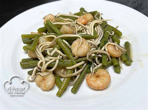 Gulas salteadas con ajo y guindilla