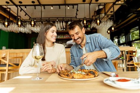 Pareja disfrutando de una comida en un restaurante acogedor