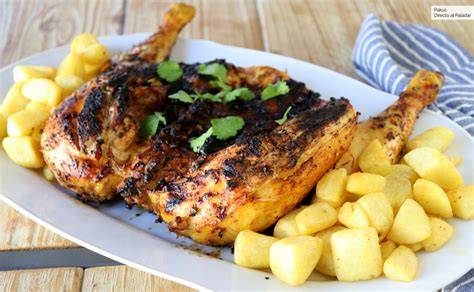 Imagen de un pollo a la brasa recién hecho y jugoso