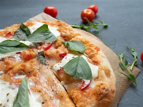 Primer plano de una pizza artesanal con ingredientes frescos