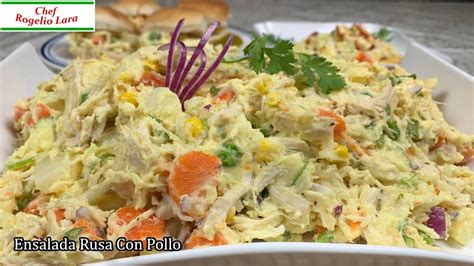 Plato de ensalada rusa con pollo y acompañamientos