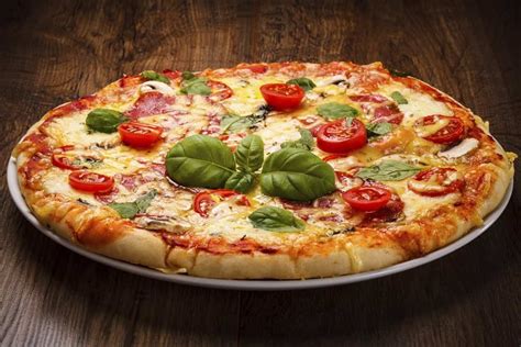 Pizza Margarita napolitana con tomate, mozzarella y albahaca
