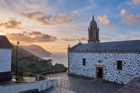 Ilustración de San Andrés de Teixido con el santuario y los acantilados