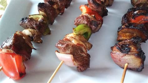 Brochetas de carne de res a la parrilla
