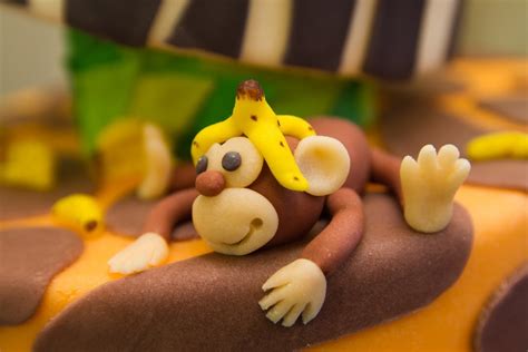 Decoración de pastel con figuras de fondant de animales