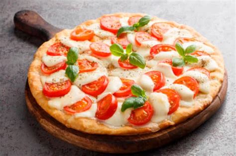 Pizza Caprese con ingredientes frescos