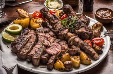 Parrillada de carne con guarnición