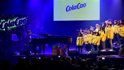 Coro infantil cantando la nueva versión de la canción de ColaCao