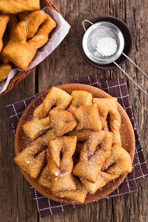 Bartolillos fritos espolvoreados con azúcar glass