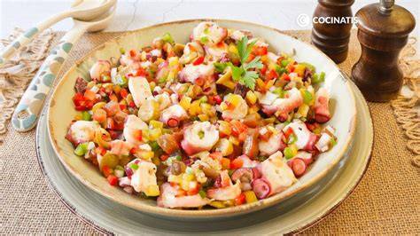 Ensalada de pulpo con ingredientes frescos