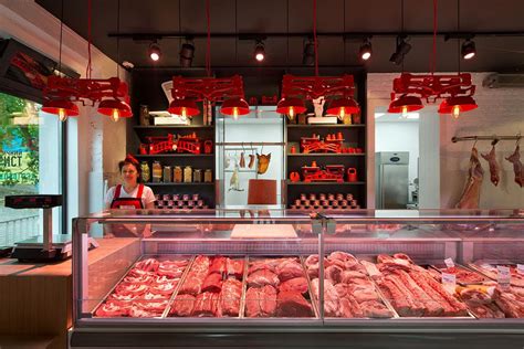 Interior de una carnicería tradicional con embutidos colgados